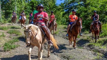 Puerto Platassa: Plata: Vesiputoukset, Zip Line -seikkailu ja ratsastusretki.